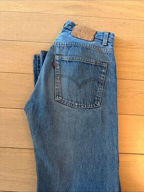 Beautiful vintage 501 Levi's Women's Straight Leg Jeans in Medium Blue Denim